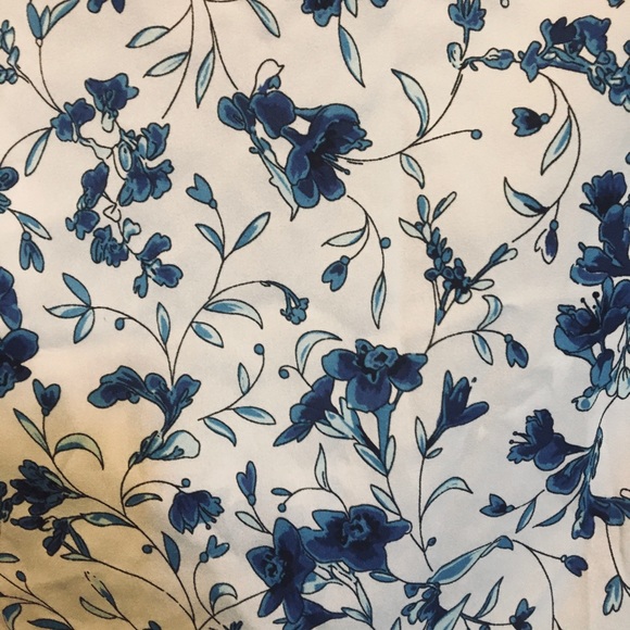 Cute floral top! Never worn. - Picture 3 of 4